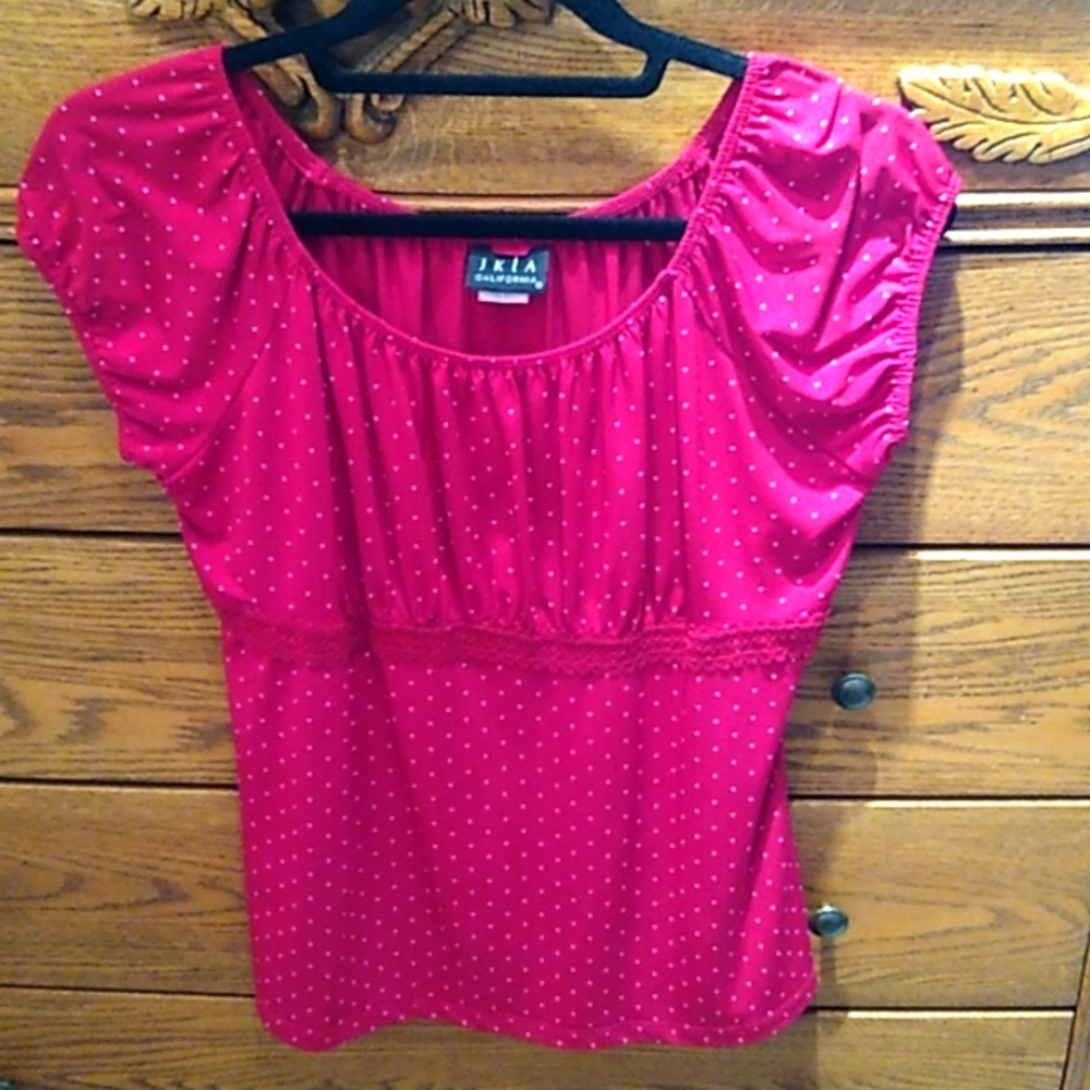 🥂 Really cute red/white polka dot blouse with a peplum waist in great condition